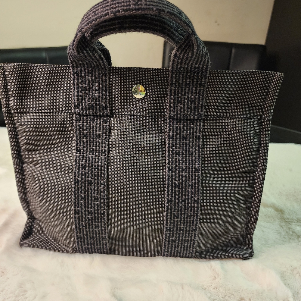 Hermes tote bag with zipper lock with gold hardware, still look like new